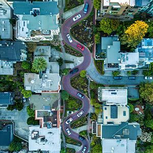 Hommes en katak de mer lors d'un coucher de soleil aux maldives