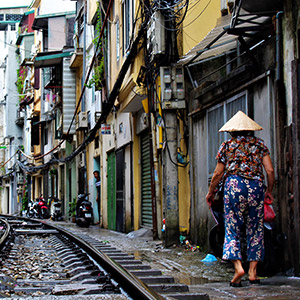 Voyageurs faisant de la plongée aux maldives